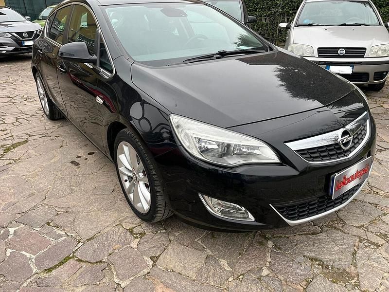 Usata Opel Astra Cosmo 140 CV (102 kW) 2010 Nero Berlina
