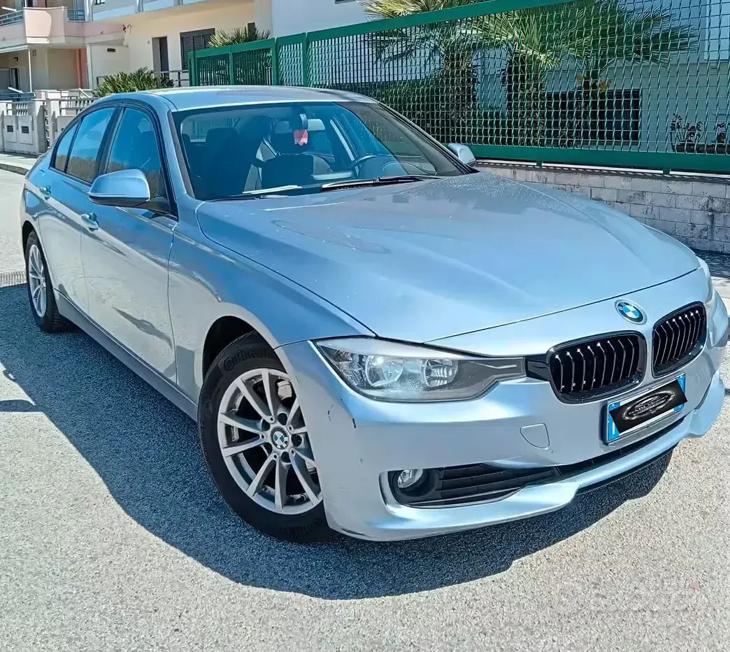 Begagnad BMW 318 Luxury Line 143 HK (105 kW) 2013 Grå Sedan