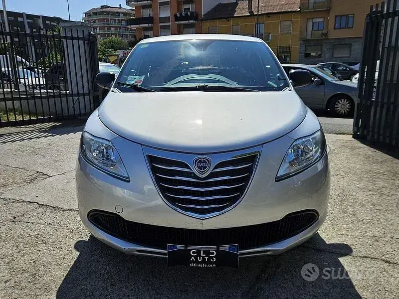 Usata Lancia Ypsilon Silver 69 CV (50 kW) 2015 Grigio Utilitaria