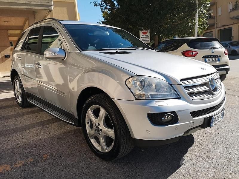 Usata Mercedes ML320 224 CV (164 kW) 2007 Grigio SUV