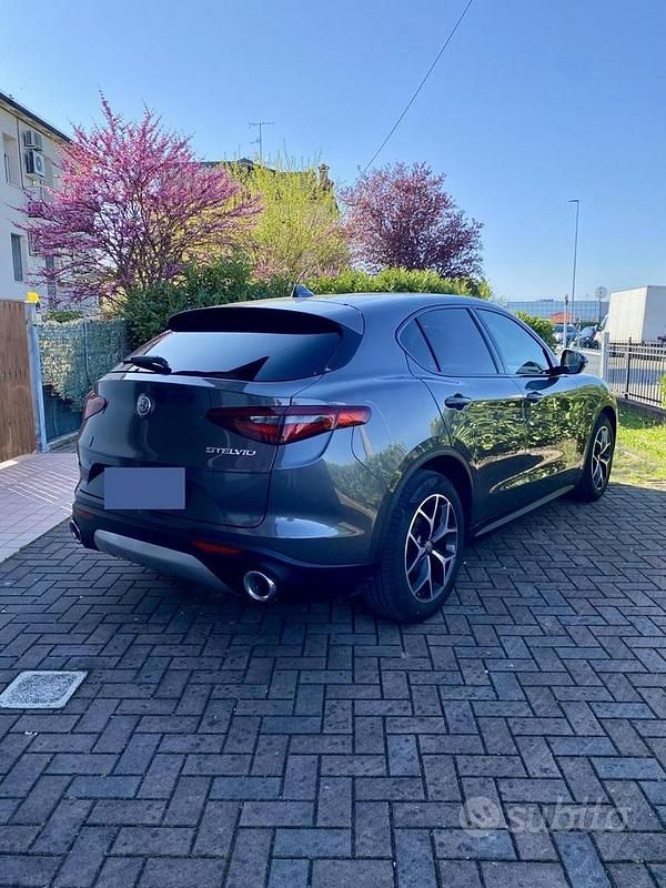 Usata Alfa Romeo Stelvio Business 160 CV (117 kW) 2018 Grigio SUV