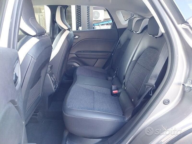 Usata Renault Captur Engineered 143 CV (105 kW) 2023 Grigio SUV