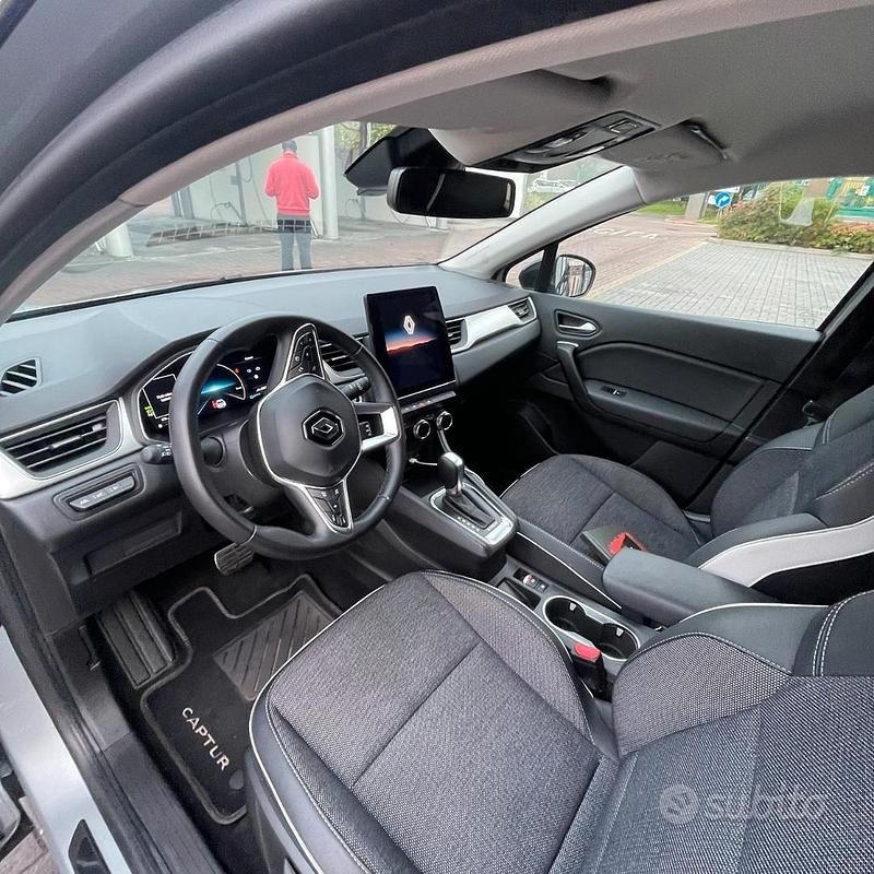 Usata Renault Captur 145 CV (106 kW) 2023 Grigio SUV