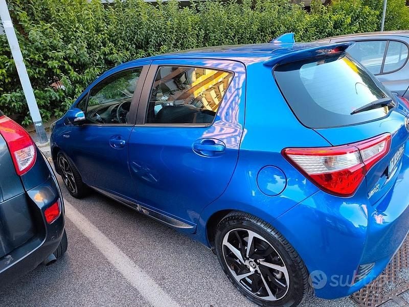 Usata Toyota Yaris 90 CV (66 kW) 2017 Blu Berlina