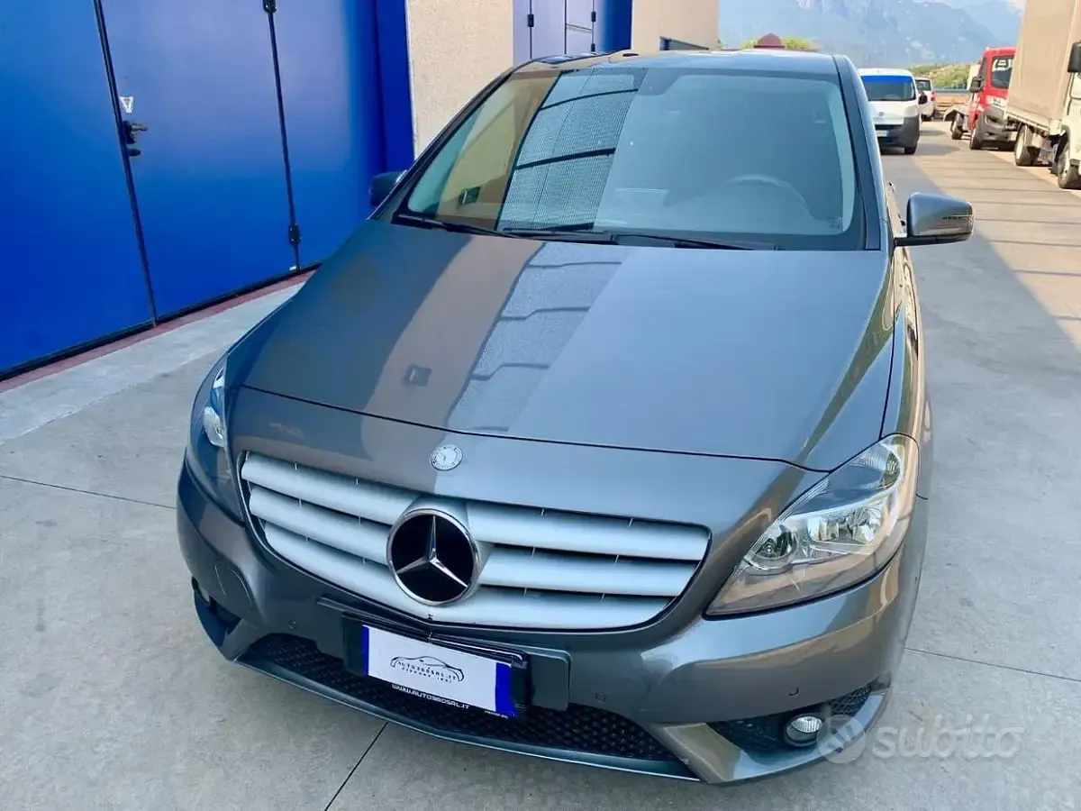 Usata Mercedes B200 Executive 136 CV (100 kW) 2014 Antracite metallizzato Utilitaria