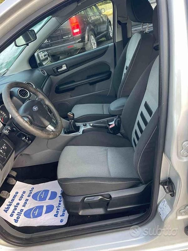Begagnad Ford Focus Titanium 90 HK (66 kW) 2008 Grå Kombi