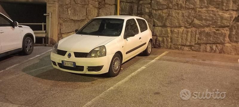 Usata Renault Clio II 68 CV (50 kW) 2006 Bianco Furgone