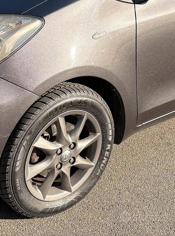 Usata Toyota Yaris 100 CV (73 kW) 2011 Grigio Berlina