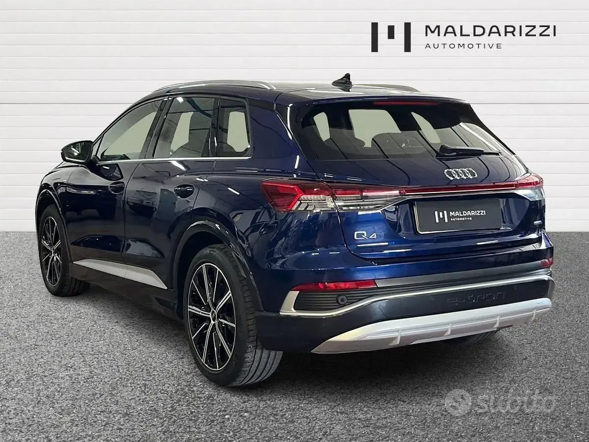 Usata Audi Q4 e-tron S-Line 210 kW (286 CV) 2024 Blu metallizzato SUV