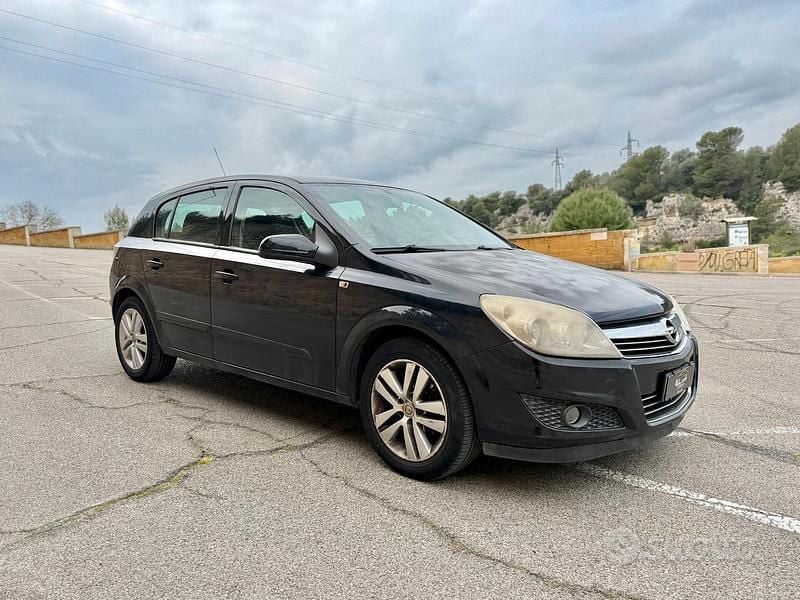 Usata Opel Astra Cosmo 101 CV (74 kW) 2008 Nero Berlina