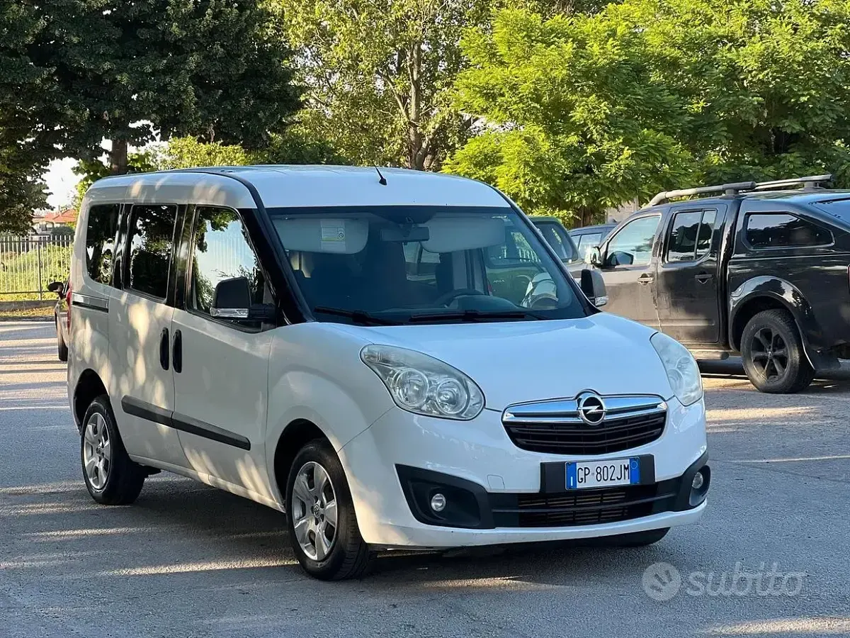 Usata Opel Combo 105 CV (77 kW) 2012 Bianco Monovolume