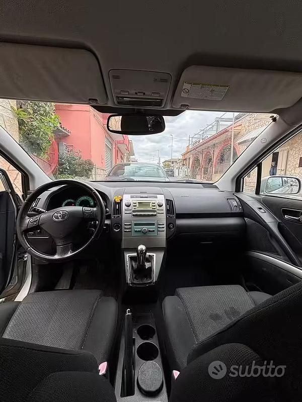 Usata Toyota Corolla Verso 116 CV (85 kW) 2004 Grigio Monovolume