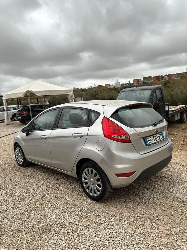 Usata Ford Fiesta 67 CV (49 kW) 2011 Grigio Utilitaria