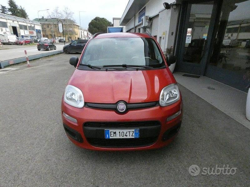 Usata Fiat Panda Lounge 69 CV (50 kW) 2012 Rosso Utilitaria