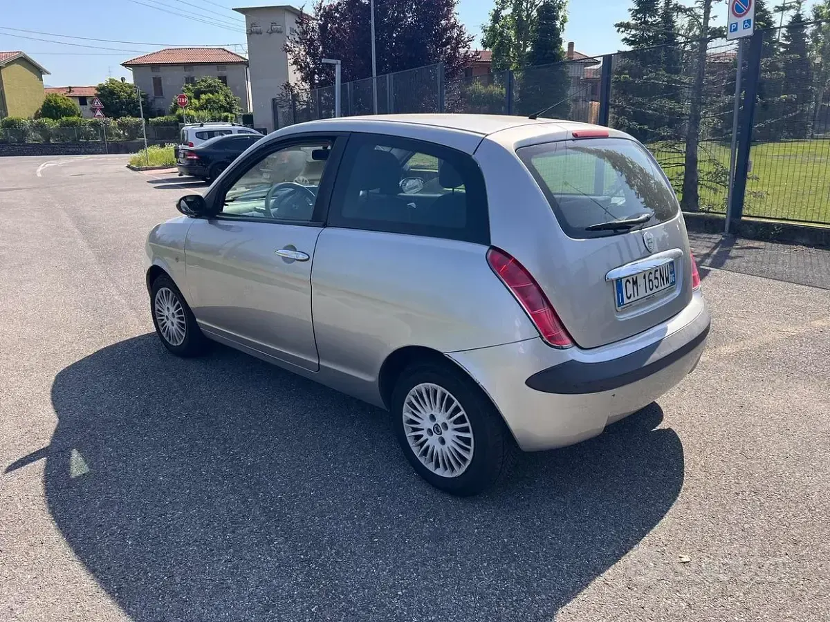 Usata Lancia Ypsilon 60 CV (44 kW) 2004 Grigio Utilitaria