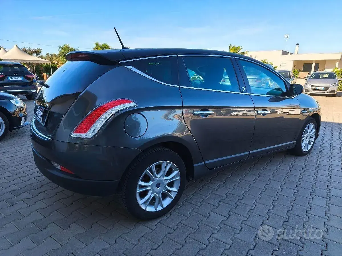 Usata Lancia Delta 120 CV (88 kW) 2010 Grigio Utilitaria