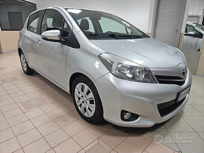Usata Toyota Yaris Lounge 90 CV (66 kW) 2013 Grigio Utilitaria
