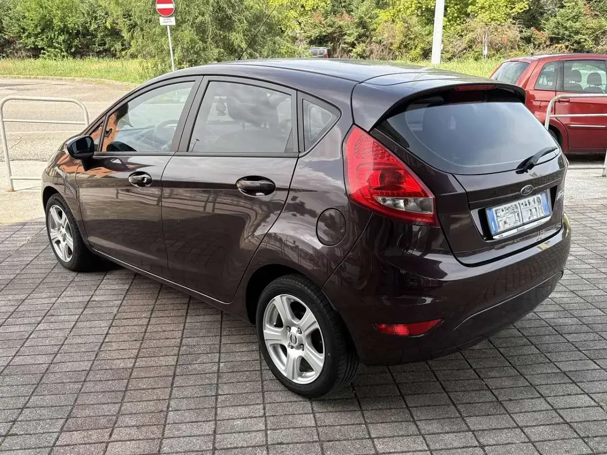 Usata Ford Fiesta 92 CV (67 kW) 2010 Prugna Berlina