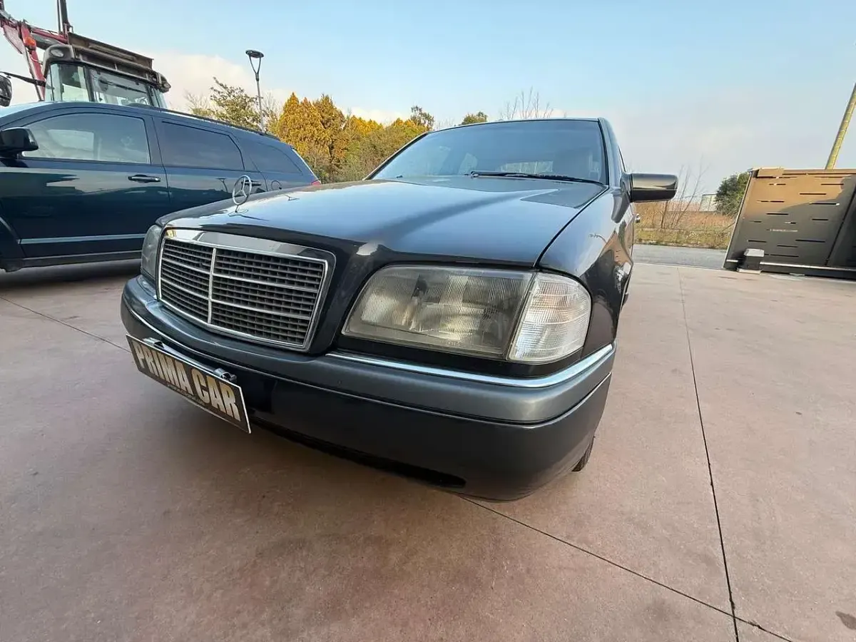 Usata Mercedes C180 Elegance 122 CV (89 kW) 1993 Grigio Berlina