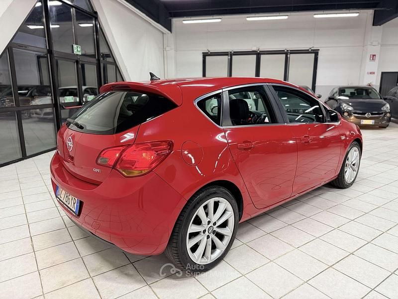 Usata Opel Astra Cosmo 110 CV (80 kW) 2010 Rosso Berlina