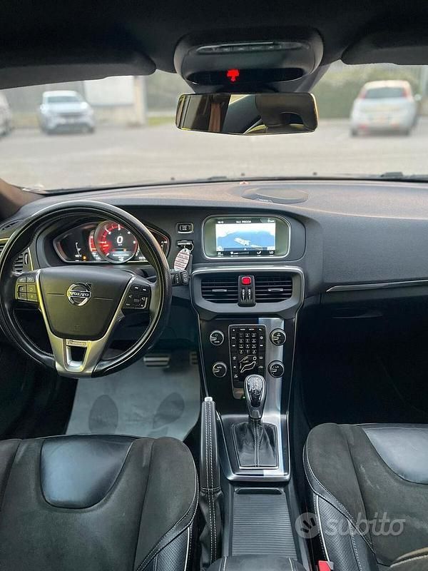 Usata Volvo V40 R-Design Momentum 150 CV (110 kW) 2014 Nero Berlina