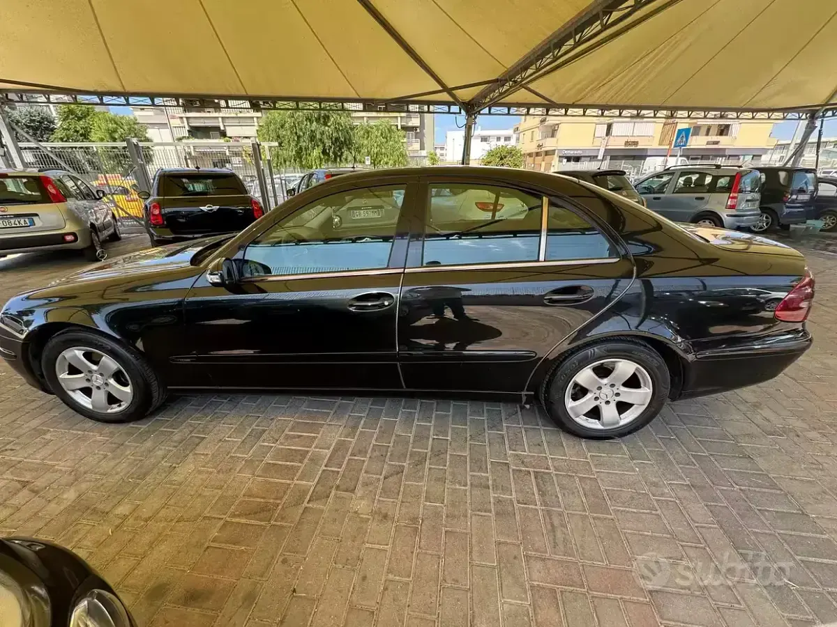 Usata Mercedes E220 Classic 150 CV (110 kW) 2004 Nero Berlina