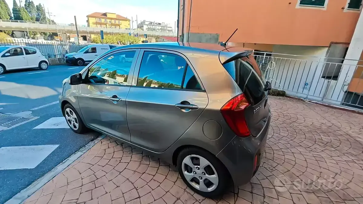 Używany Kia Picanto Active 67 KM (49 kW) 2016 Szary Hatchback