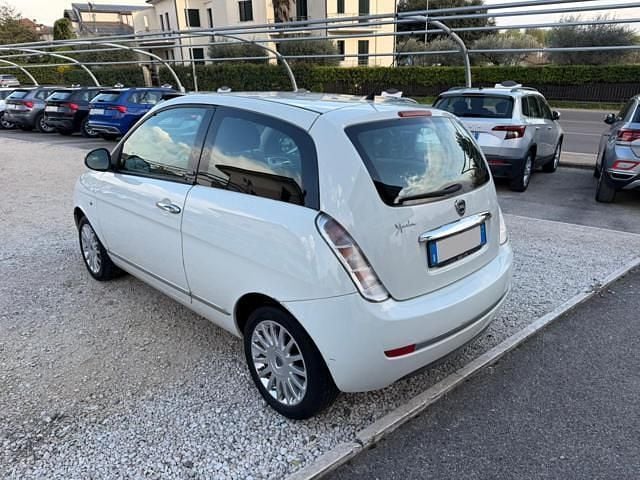 Usata Lancia Ypsilon 69 CV (50 kW) 2012 Bianco Utilitaria