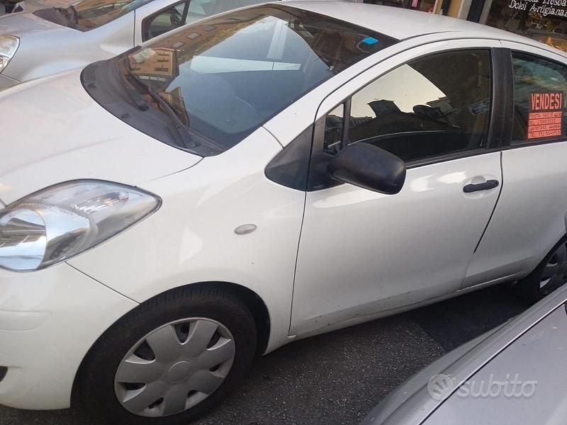 Usata Toyota Yaris 69 CV (50 kW) 2011 Bianco Berlina