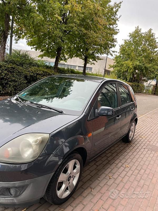 Usata Ford Fiesta 80 CV (58 kW) 2007 Nero Utilitaria
