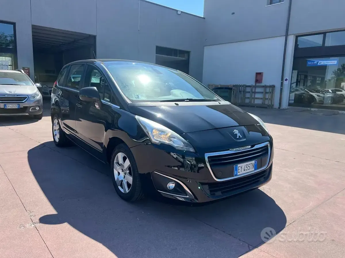 Usata Peugeot 5008 Business-Line 120 CV (88 kW) 2015 Nero Monovolume