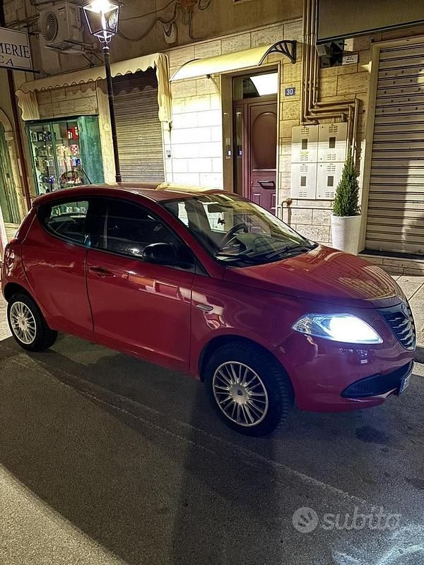 Usata Lancia Ypsilon 80 CV (58 kW) 2014 Rosso Utilitaria