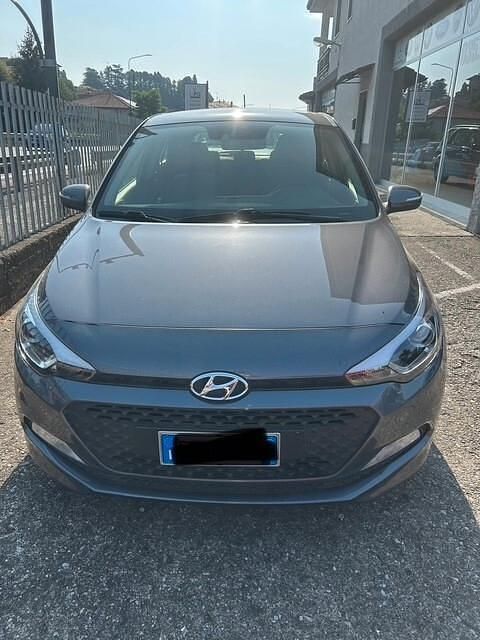 Grigio Usata 2015 Hyundai i20 Style Tre volumi | 8000 € (Buon prezzo) - Immagine 1/4