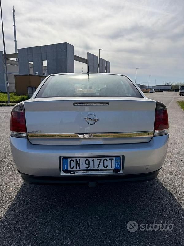 Usata Opel Vectra Elegance 125 CV (91 kW) 2005 Grigio Berlina