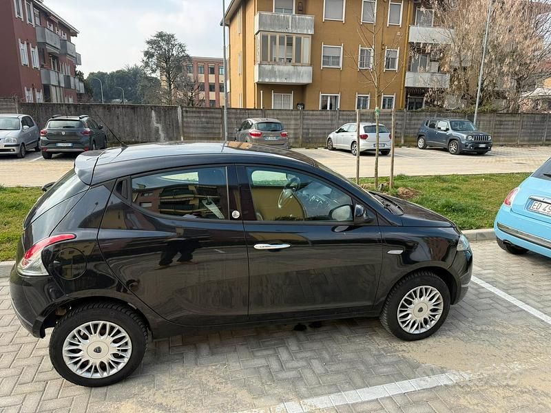 Usata Lancia Ypsilon 85 CV (62 kW) 2016 Nero Utilitaria