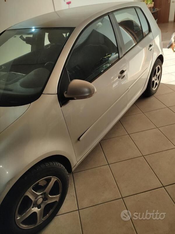 Grigio Usata 2005 VW Golf V Due volumi | 2950 € (Ottimo prezzo) - Immagine 1/4