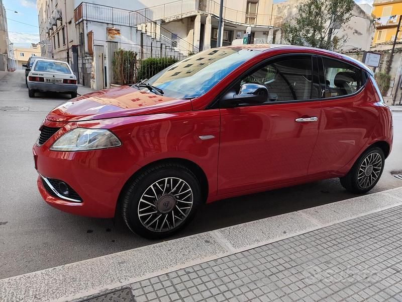 Usata Lancia Ypsilon Gold 95 CV (69 kW) 2017 Rosso Utilitaria
