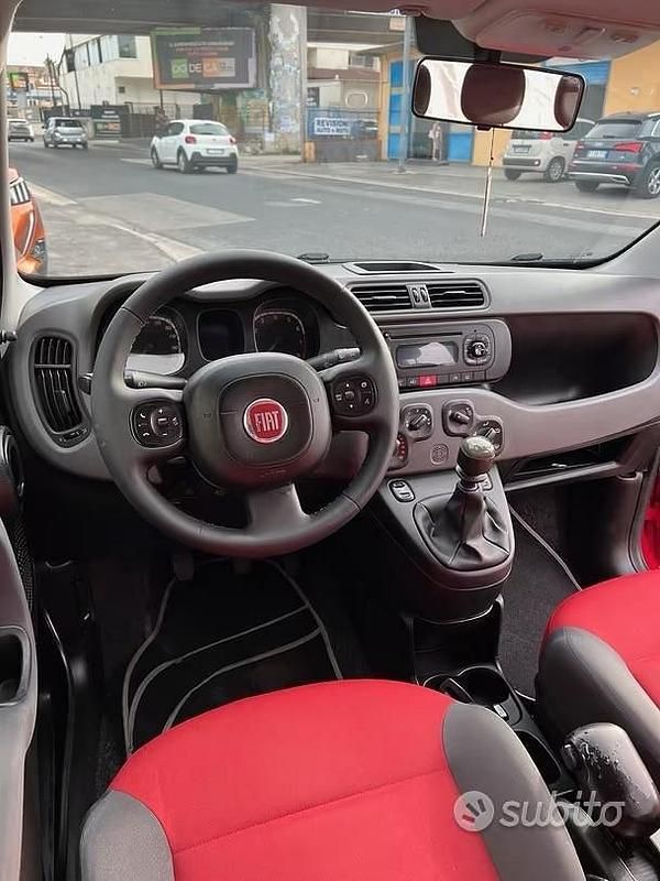 Usata Fiat Panda Lounge 69 CV (50 kW) 2012 Rosso Utilitaria