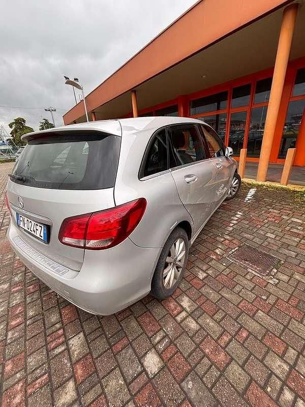Käytetty Mercedes B180 109 HP (80 kW) 2018 Tila-auto