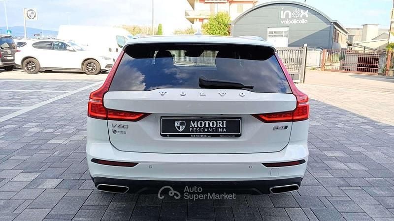 Usata Volvo V60 CC Core 197 CV (144 kW) 2022 Bianco Station wagon