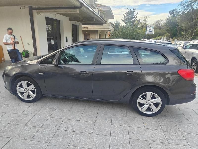 Usata Opel Astra 140 CV (102 kW) 2013 Gray Station wagon