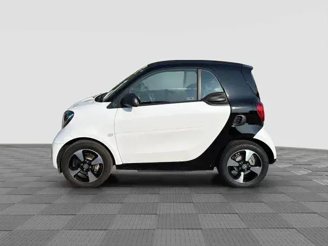 Usata Smart ForTwo Electric Drive Passion 41 kW (56 CV) 2021 White con cella nera