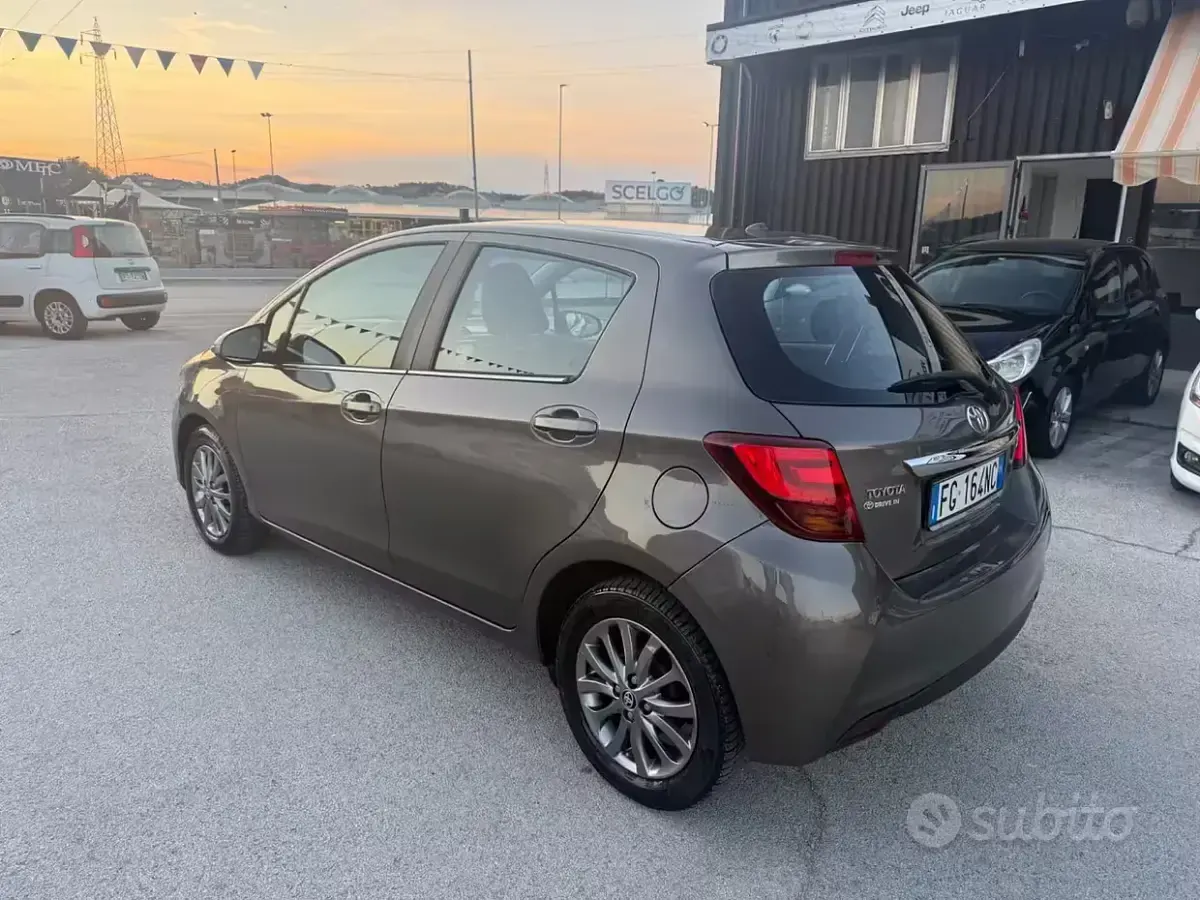 Usata Toyota Yaris Lounge 69 CV (50 kW) 2017 Grigio Berlina