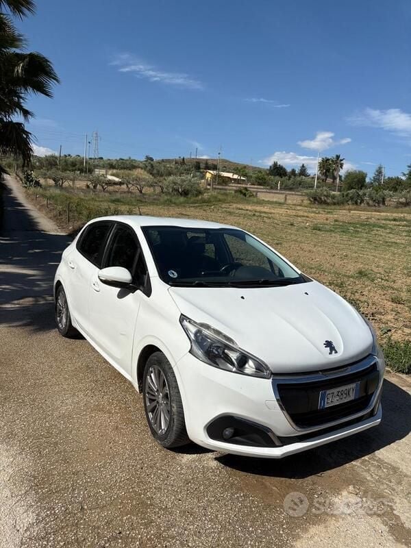Usata 2016 Peugeot 208 Due volumi | 5500 € (Super prezzo) - Immagine 1/4