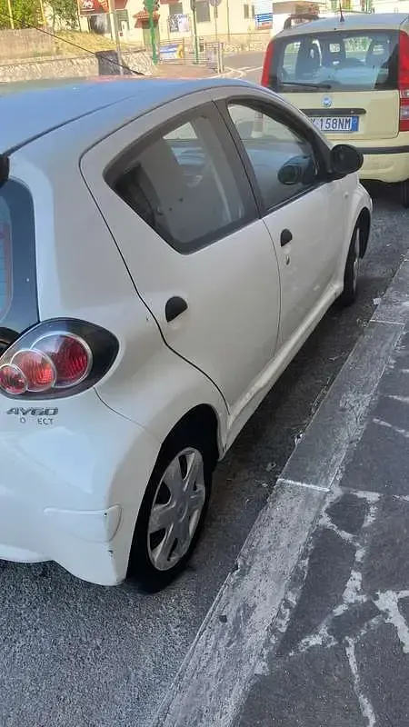 Usata Toyota Aygo Connect Style 72 CV (52 kW) 2011 Bianco Utilitaria