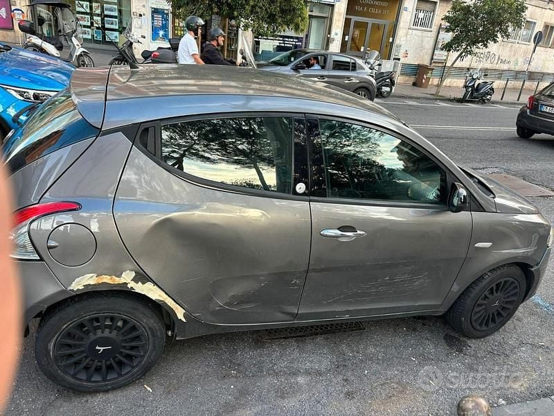 Usata Lancia Ypsilon 69 CV (50 kW) 2012 Grigio Utilitaria