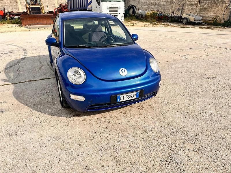 Usata VW New Beetle 101 CV (74 kW) 2005 Blu Utilitaria