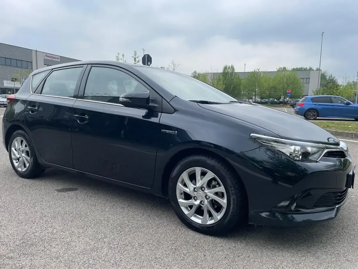 Begagnad Toyota Auris Hybrid 99 HK (72 kW) 2015 Svart Sedan