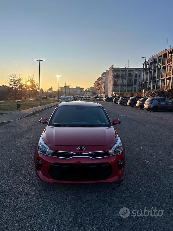 Usata Kia Rio Active 101 CV (74 kW) 2018 Rosso Berlina