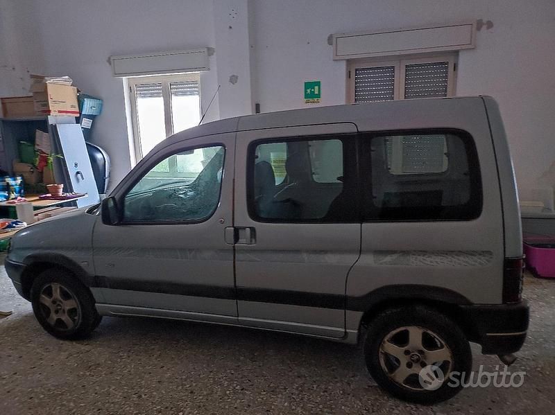 Gebraucht Peugeot Partner 70 PS (51 kW) 2001 Blau Van / Kleinbus